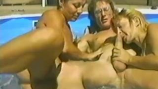 Муж на матрасе в бассейне ебёт жену и любовницу и лижет им бритые пилотки