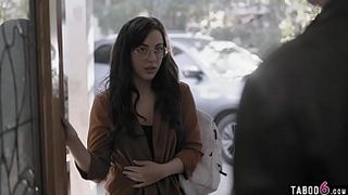 Кучерявый парень жёстко трахает молодую психолога у себя дома