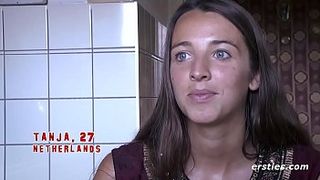 На кастинге симпатичная девушка на балконе натирает волосатую вагину пальцами